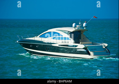 STAMA 50 Power Boot, Yacht am Mittelmeer, Trapani, Sizilien, Italien Stockfoto