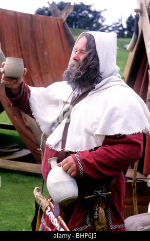 Angelsächsischen Norse Viking Periode Reenactment Mann Kostüm Mode Englisch britische Mode Kostüme zu trinken, trinken Stockfoto