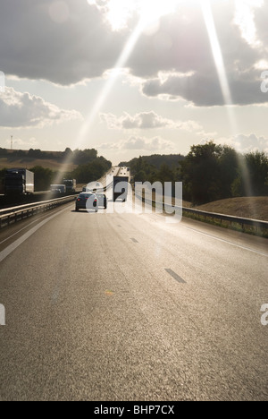 einen hohen Kontrast bei direkter Sonneneinstrahlung eine Autobahn im Nordwesten Englands mit verschiedenen Arten von Fahrzeugen unterwegs nachschlagen erschossen Stockfoto