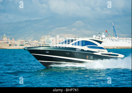 STAMA 50 Power Boot, Yacht am Mittelmeer, Trapani, Sizilien, Italien Stockfoto