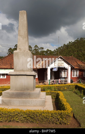 Indien, Kerala, Munnar, Kriegerdenkmal und alten kolonialen Supply Association-Kaufhaus Stockfoto