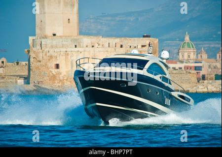 STAMA 50 Power Boot, Yacht am Mittelmeer, Trapani, Sizilien, Italien Stockfoto