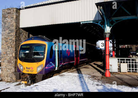Oxenholme der Lake District Bahnhof im Winter Schnee fährt der Zug nach Windermere Lake District Railway Stockfoto
