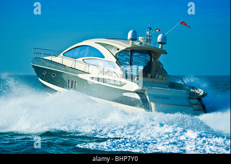 STAMA 50 Power Boot, Yacht am Mittelmeer, Trapani, Sizilien, Italien Stockfoto