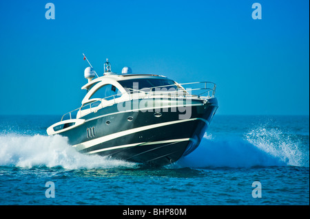 STAMA 50 Power Boot, Yacht am Mittelmeer, Trapani, Sizilien, Italien Stockfoto