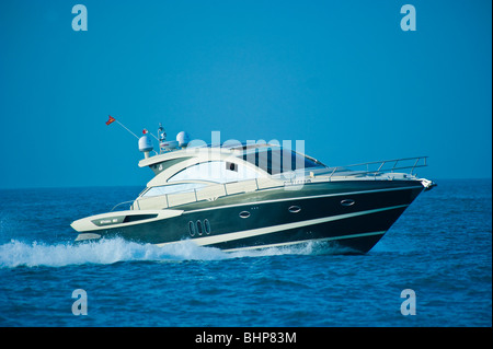 STAMA 50 Power Boot, Yacht am Mittelmeer, Trapani, Sizilien, Italien Stockfoto