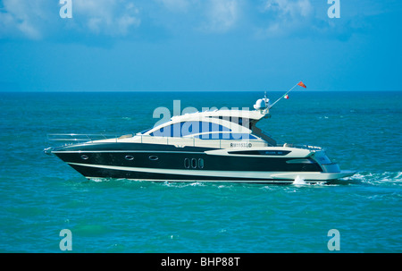 STAMA 50 Power Boot, Yacht am Mittelmeer, Trapani, Sizilien, Italien Stockfoto