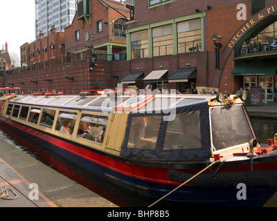 Ein Kanalboot an Brindley-Place im Stadtzentrum von Birmingham, West Midlands, UK Stockfoto