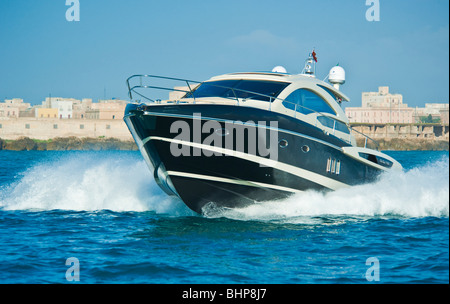 STAMA 50 Power Boot, Yacht am Mittelmeer, Trapani, Sizilien, Italien Stockfoto