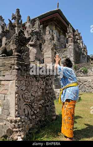 alte Frau präsentiert ein Opfer zu einem balinesischen Tempel, Tempel Beji, Pura Beji, Sangsit, Bali, Indonesien Stockfoto