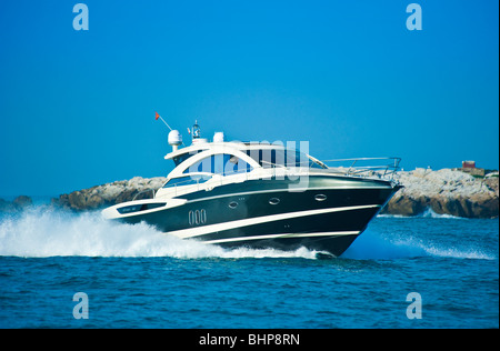 STAMA 50 Power Boot, Yacht am Mittelmeer, Trapani, Sizilien, Italien Stockfoto