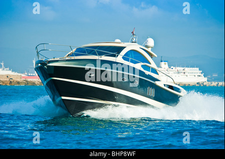 STAMA 50 Power Boot, Yacht am Mittelmeer, Trapani, Sizilien, Italien Stockfoto