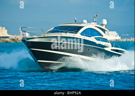 STAMA 50 Power Boot, Yacht am Mittelmeer, Trapani, Sizilien, Italien Stockfoto