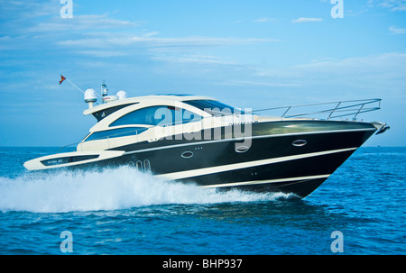 STAMA 50 Power Boot, Yacht am Mittelmeer, Trapani, Sizilien, Italien Stockfoto