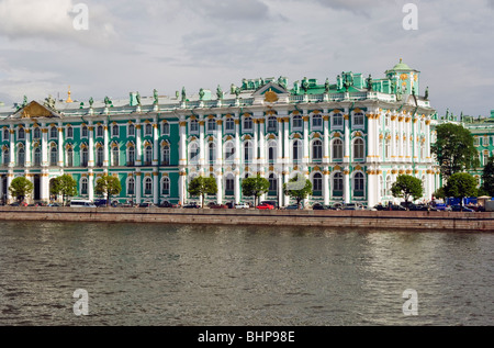 Blick über den Fluss Newa auf den Winterpalast, jetzt Teil der großen Eremitage, Sankt Petersburg, Russland Stockfoto