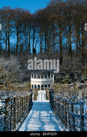 Espaliered Obstbäume und die Exedra im Painswick Rokoko Garden in The Cotswolds im Schnee im Februar Stockfoto