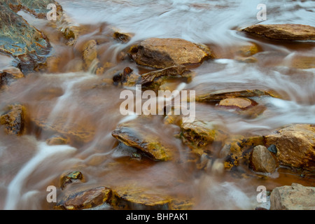 Bunter Wasserfall in Riotinto, (Rio Tinto) Huelva, Andalusien, Spanien. Dieses Bild eines Flusses wurde mit einer langen Belichtungszeit aufgenommen. Stockfoto