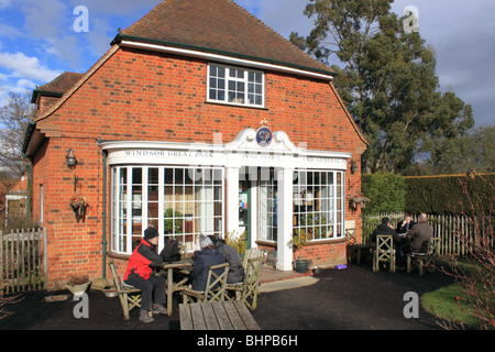 Postamt und Gemischtwarenladen im Dorf Crown Estate im Windsor Great Park, Windsor, Berkshire, England, Großbritannien, UK Stockfoto