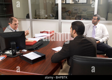 Drei orientalische Geschäftsleute mit einem Treffen in einem Büro Beirut-Libanon-Nahost Stockfoto