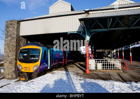 Oxenholme Lake District Railway Station im Winter Schnee den Zug für Windermere Stockfoto
