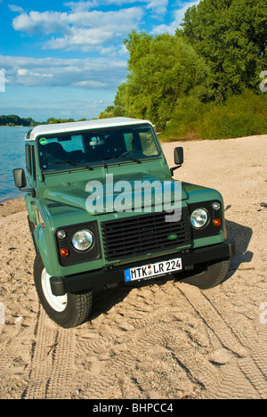 Klassische Land Rover Defender 110 ab 4 Rad Antrieb Straßenauto, Modell 2008 auf Sandbank vor Rhein. Stockfoto