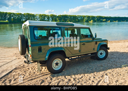 Klassische Land Rover Defender 110 ab 4 Rad Antrieb Straßenauto, 2008 Modell vor Rhein. Stockfoto