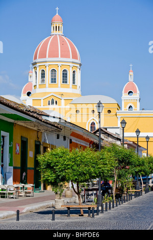 Blick auf die Kathedrale von Granada aus Calle La Calzada Granada Nicaragua Mittelamerika Stockfoto