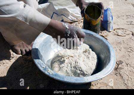 Beduinen Männer bereiten die Libeh, ein Beduinen-Version des einfachen ungesäuertes Fladenbrot typisch für Leben in der Wüste Stockfoto