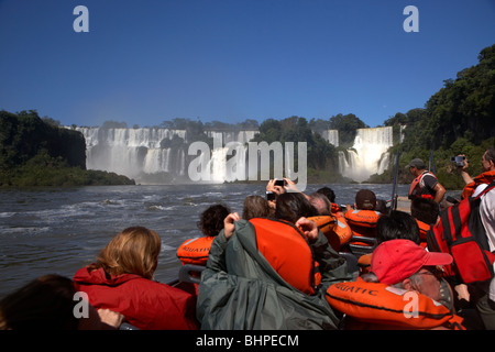 Wasserfälle mit Gruppe von Touristen in einer Tour Boot Iguazu Nationalpark, Republik Argentinien, Südamerika Stockfoto