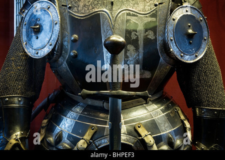 Brustpanzer und Schwert. Klassische mittelalterliche volle Klage der Rüstung. Stockfoto