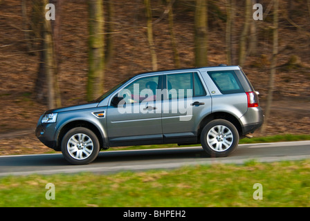 Land Rover Freelander, Modell 2007, fahren mit hoher Geschwindigkeit auf einer Landstraße, Deutschland Stockfoto