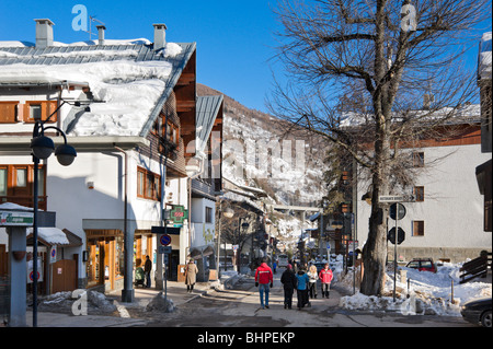 Straße im Zentrum der Altstadt, Bardonecchia, Italien Stockfoto