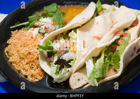 Fast-Food Restaurant Kombination Platte mexikanisches Essen Steak Fajita Chicken Fajita gebackenen Bohnen Reis mit Garten Salat Stockfoto