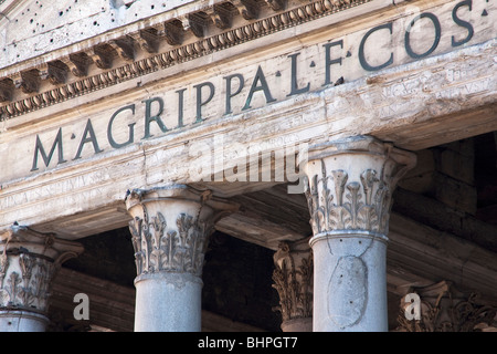 Detail des Pantheon korinthischen Säulen in Piazza Rotonda, Rom. Italien Stockfoto