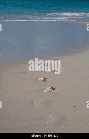 Fußspuren im Strandsand wird von der Flut weggespült Stockfoto