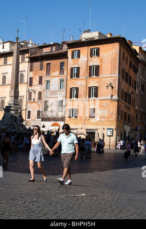 Paare, die hand in Hand Piazza del Pantheon. Rom, Italien Stockfoto