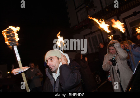 New Years Eve brennende Fackel Licht Prozession durch die Straßen von Llanwrtyd Wells Powys Mid Wales UK Stockfoto