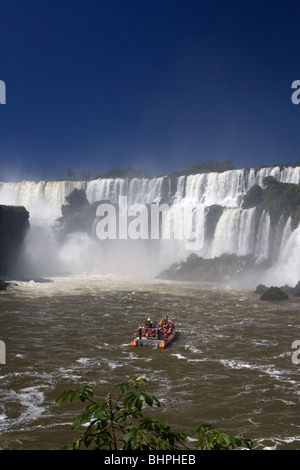 Touristen auf dem Schnellboot nähert sich die Wasserfälle in Iguazu Nationalpark, Republik Argentinien, Südamerika Stockfoto