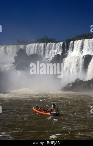 Touristen auf dem Schnellboot nähert sich die Wasserfälle in Iguazu Nationalpark, Republik Argentinien, Südamerika Stockfoto