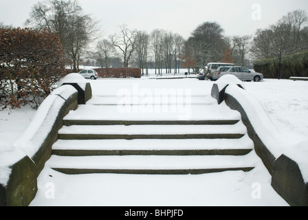 Schritte schneebedeckt in Heaton Park Manchester UK Stockfoto