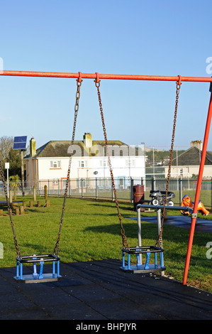 leere Schaukeln auf einer Kinder-Playpark in Rochdale, Lancashire, uk Stockfoto