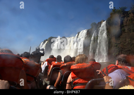 Gruppe von Touristen durchnässt auf Schnellboot unter San Martin Wasserfälle Iguazu Nationalpark Argentinien Stockfoto