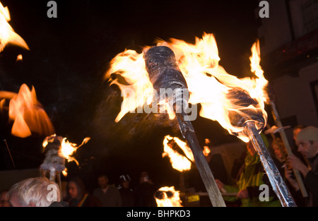 New Years Eve brennende Fackel Licht Prozession durch die Straßen von Llanwrtyd Wells Powys Mid Wales UK Stockfoto