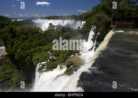 Blick von der Spitze des Wasserfalls Bossetti auf der oberen Rundweg in Iguazu National Park, Republik Argentinien Stockfoto