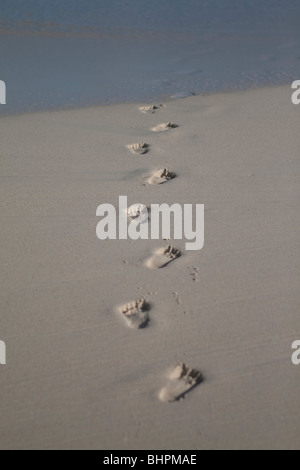 Fuß Abdrücke in den Strandsand wird von der Flut weggespült Stockfoto