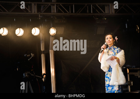 Chinesische Dame Musiker und Sänger auf der Bühne des chinesischen Neujahrsfestes in Trafalgar Square in London UK Stockfoto