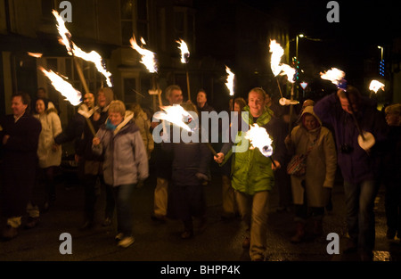 New Years Eve brennende Fackel Licht Prozession durch die Straßen von Llanwrtyd Wells Powys Mid Wales UK Stockfoto