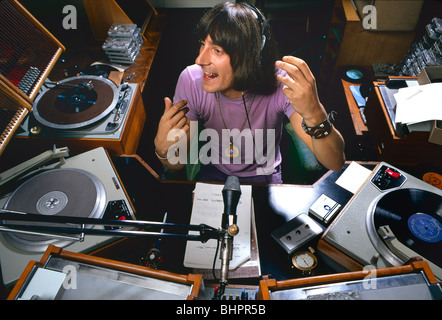 DISC-JOCKEY-RADIO aus den 60er Jahren, das auf der BBC Popmusik ausgestrahlt wird Stuart Henry, der in den Studios von BBC Radio 1 live die Stuart Henry Show überträgt, mit Schallplatten von LP & EP auf Plattenspieler in London in den 'Swinging 60s' und 70er Jahren Stockfoto