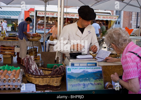 Perpignan, Frankreich - Old People Shopping auf dem Bauernmarkt für Bio-Lebensmittel, Straßenhändler, Lebensmittelpreise, französische Stereotypen, Stockfoto