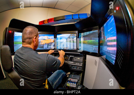 Ein Polizist praktiziert high-Speed fahrerisches können in einem Streifenwagen-Simulator mit einem echten Lenkrad und Sitz. Stockfoto